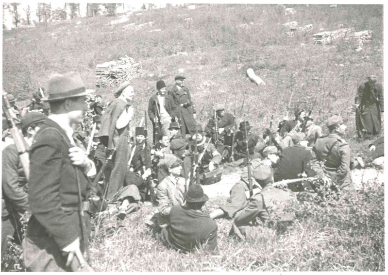 Добровольці Карпатської Січі на відпочинку - кадр з фільму