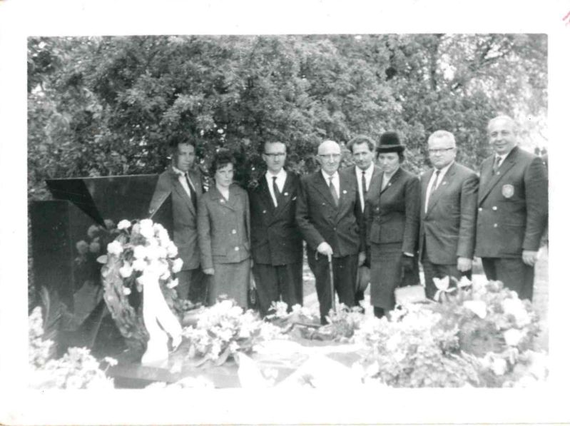 На могилі Євгена Коновальця