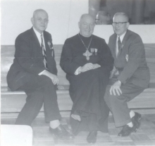 Фото ветеранів зі священиком