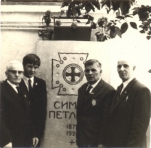 Біля надмогильної плити Симона Петлюри