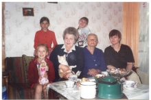 В центрі &ndash; Марійка Василів (автор книги &laquo;Дороги&raquo;, станична ОУН). Казахстан, 1990-ті рр.