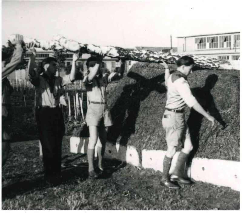 Молодь Пласту ставить Хрест на символічній могилі в таборі Зоме касерне