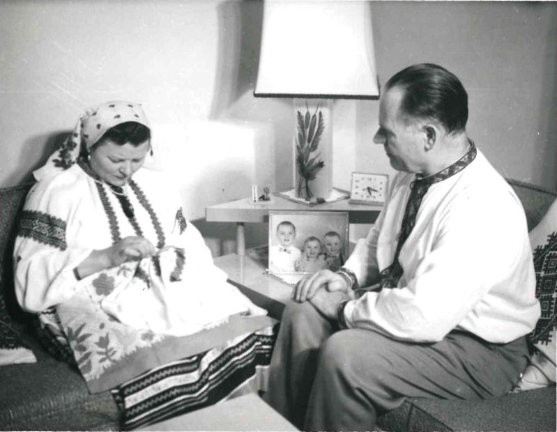 П.Олексієнко вдома з дружиною Анною