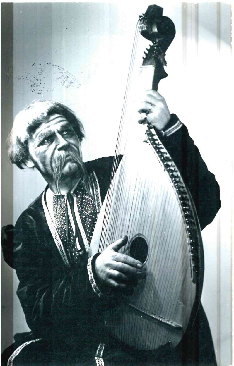 П.Олексієнко в образі старого бандуриста