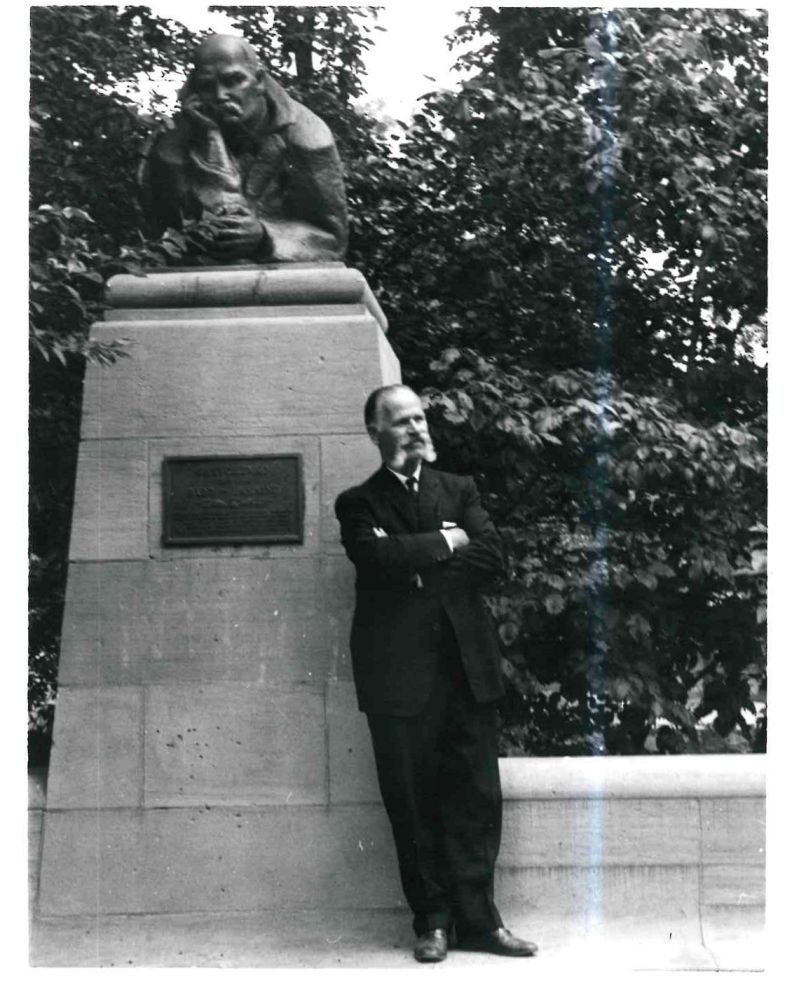 П.Олексієнко під пам&rsquo;ятником у Клівленді в Українському парку