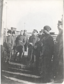 Генерал Михайло Омелянович-Павленко між козаками в таборі Каліші