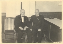 Генерал Микола Капустянський з невідомою особою