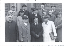 Група ветеранів перед входом до катедри