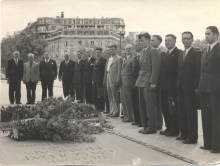 Група українських ветеранів після покладення вінка до могили невідомому солдату