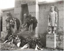 Вінки біля пам`ятника воякам &laquo;Синьої дивізії&raquo; в Раштаті